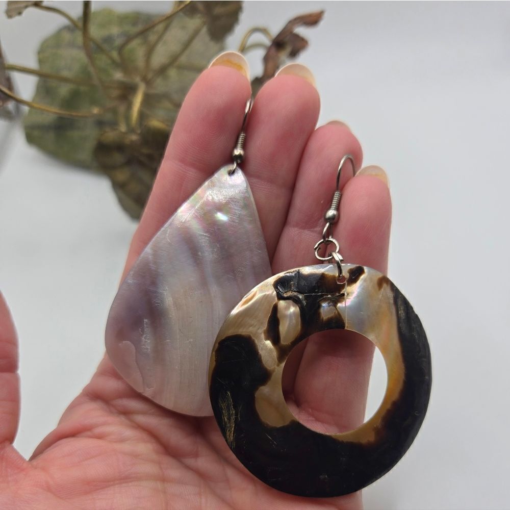 "5/$40" Pair of Mismatched Large Shell Dangle Earrings - Picture 5 of 7